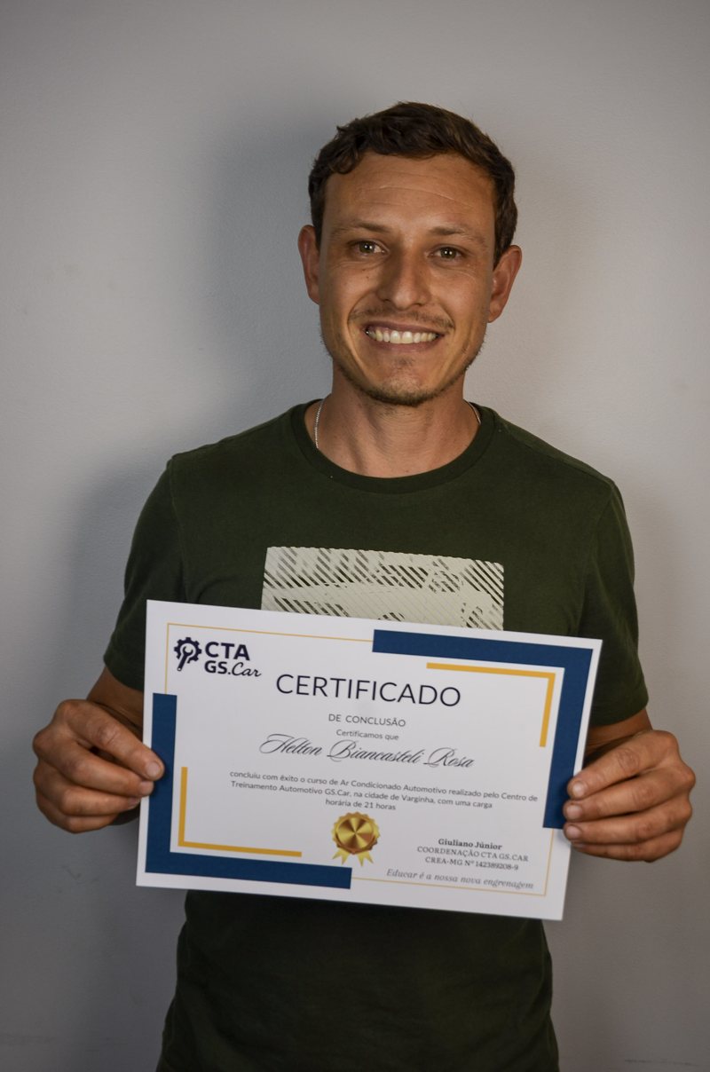 Aluno com o certificado do CTA GS.Car