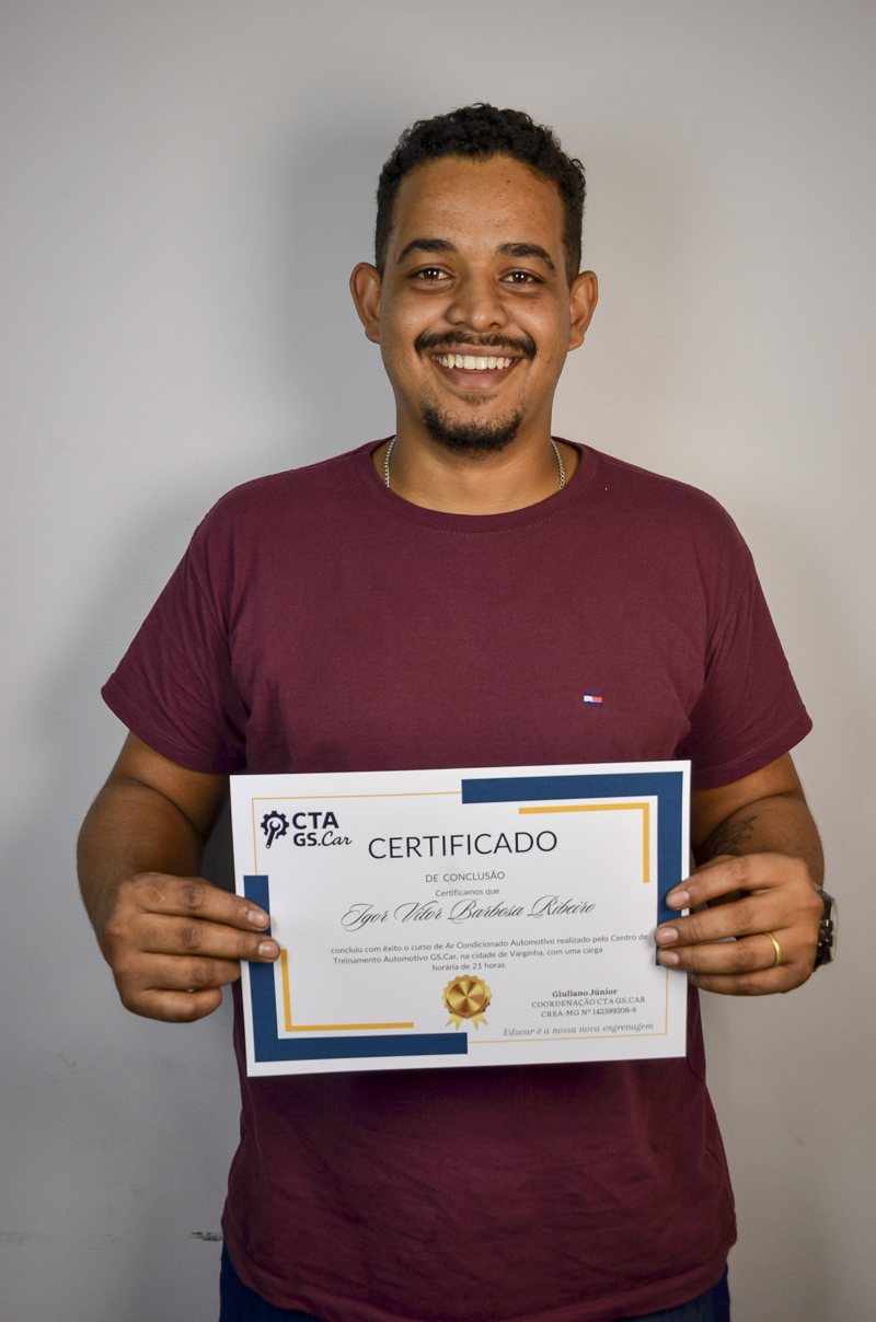 Aluno com o certificado do CTA GS.Car