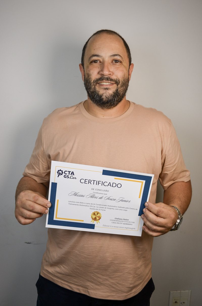 Aluno com o certificado do CTA GS.Car