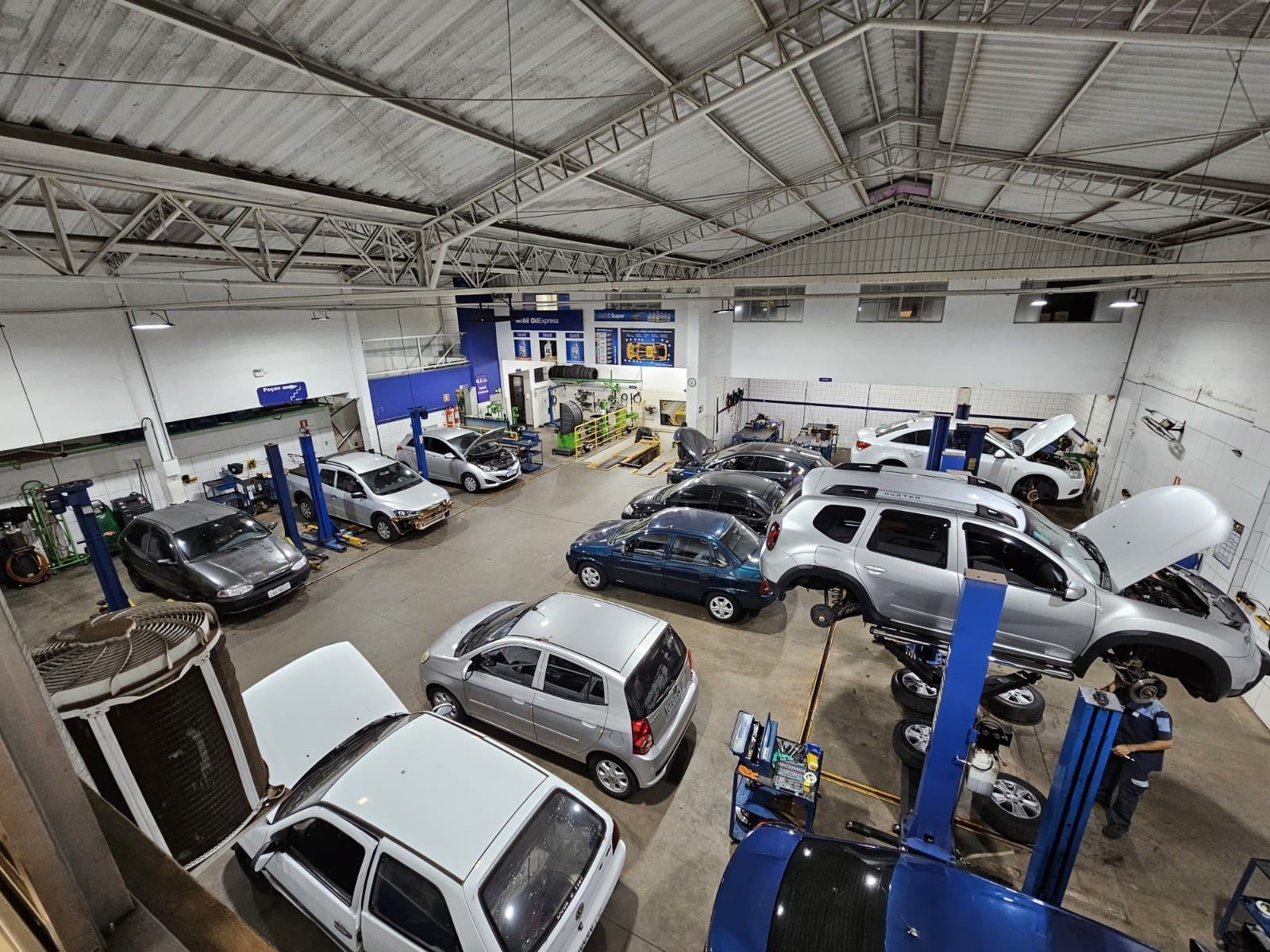 Oficina GS.Car com carros em manutenção