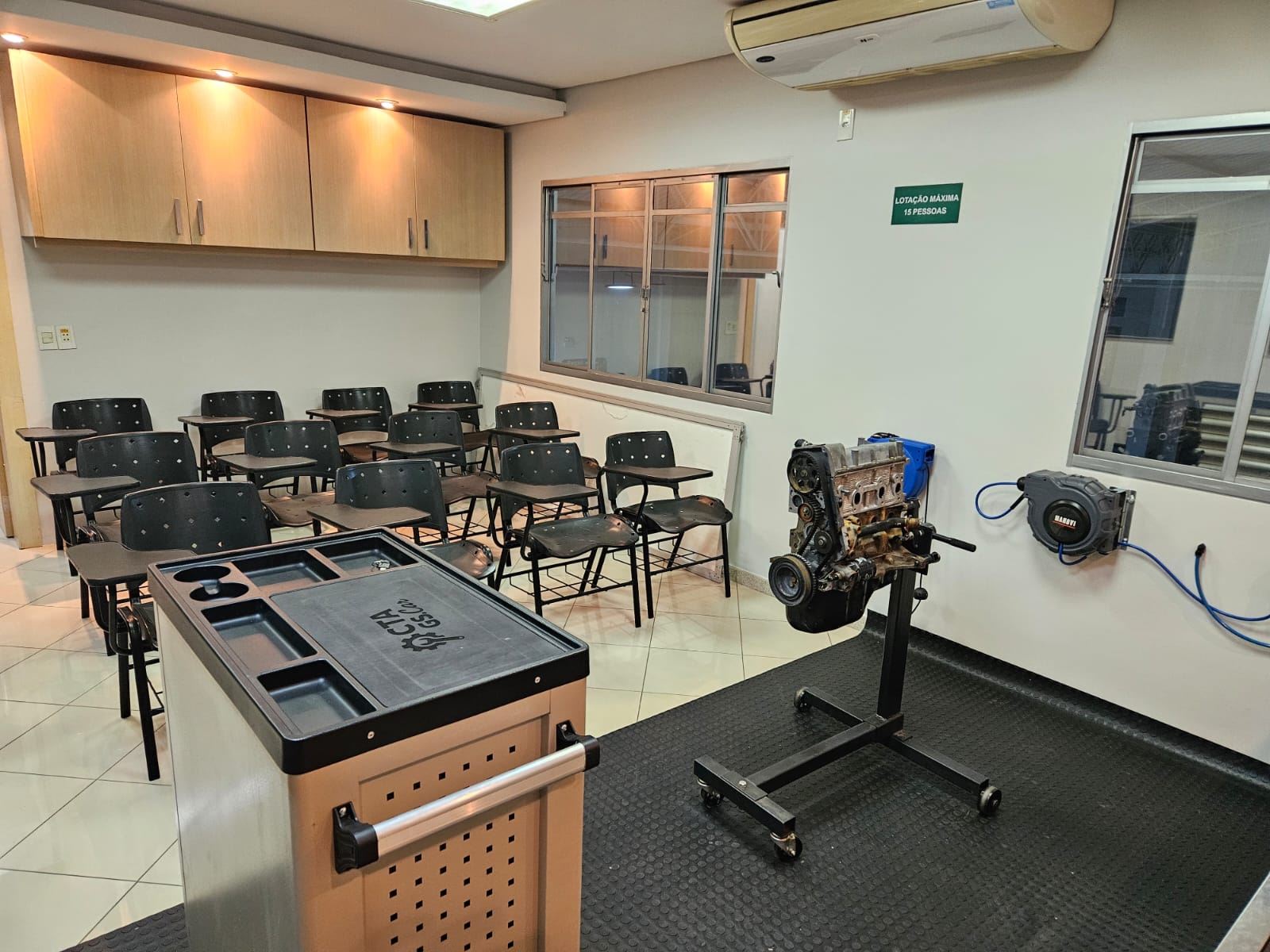 Sala de aula do CTA com bancada e motor