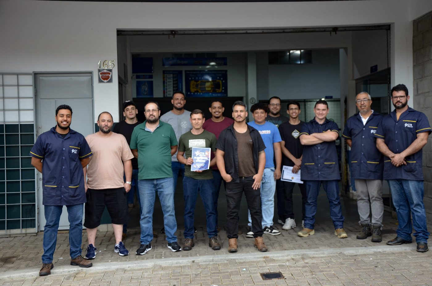 Turma formada em frente à oficina GS.Car
